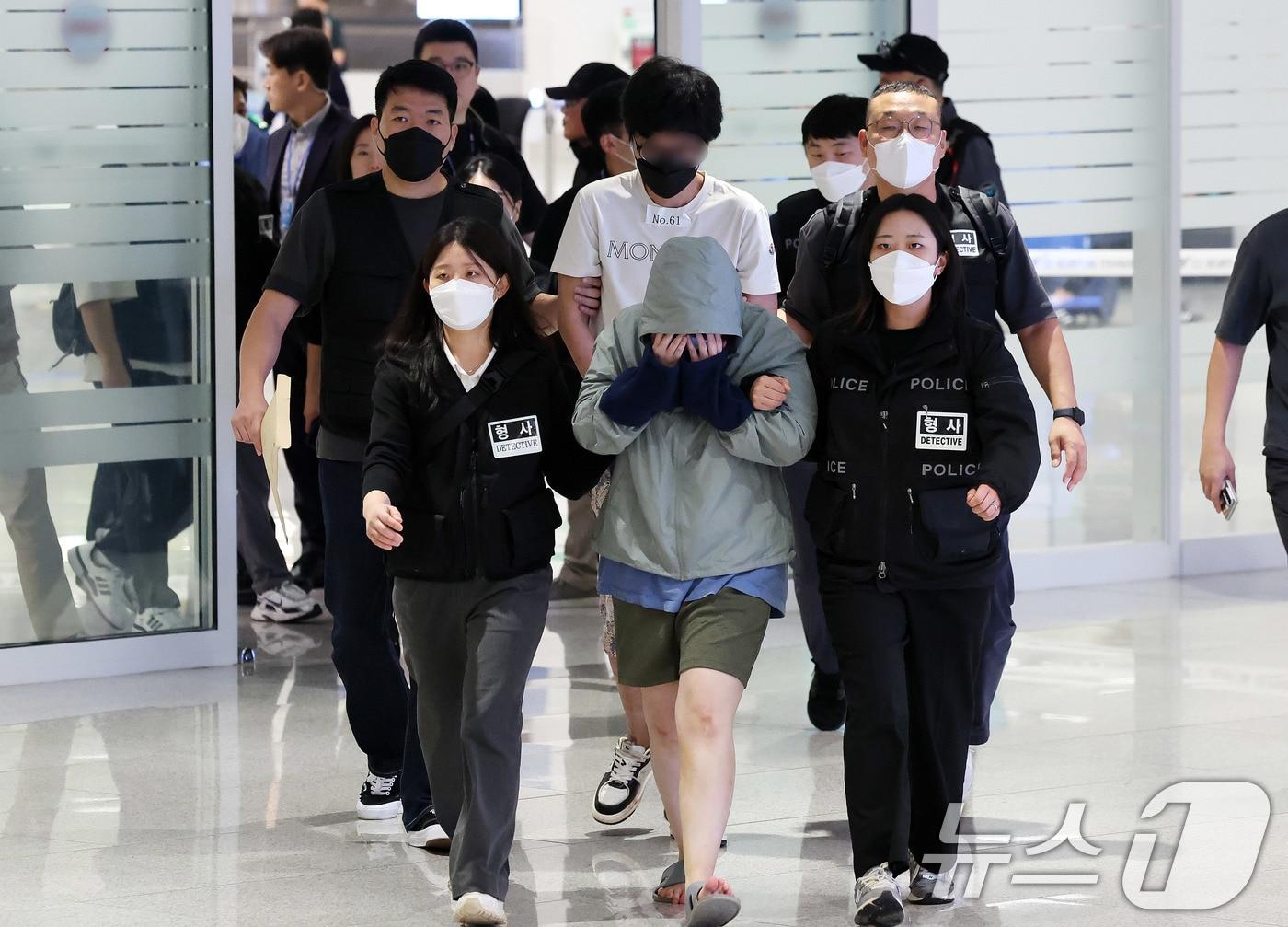 본문 이미지 - 캄보디아 당국의 범죄단지 단속으로 적발돼 구금됐던 한국인들이 18일 오전 인천국제공항 2터미널을 통해 송환되고 있다. 2025.10.18/뉴스1 ⓒ News1 박지혜 기자