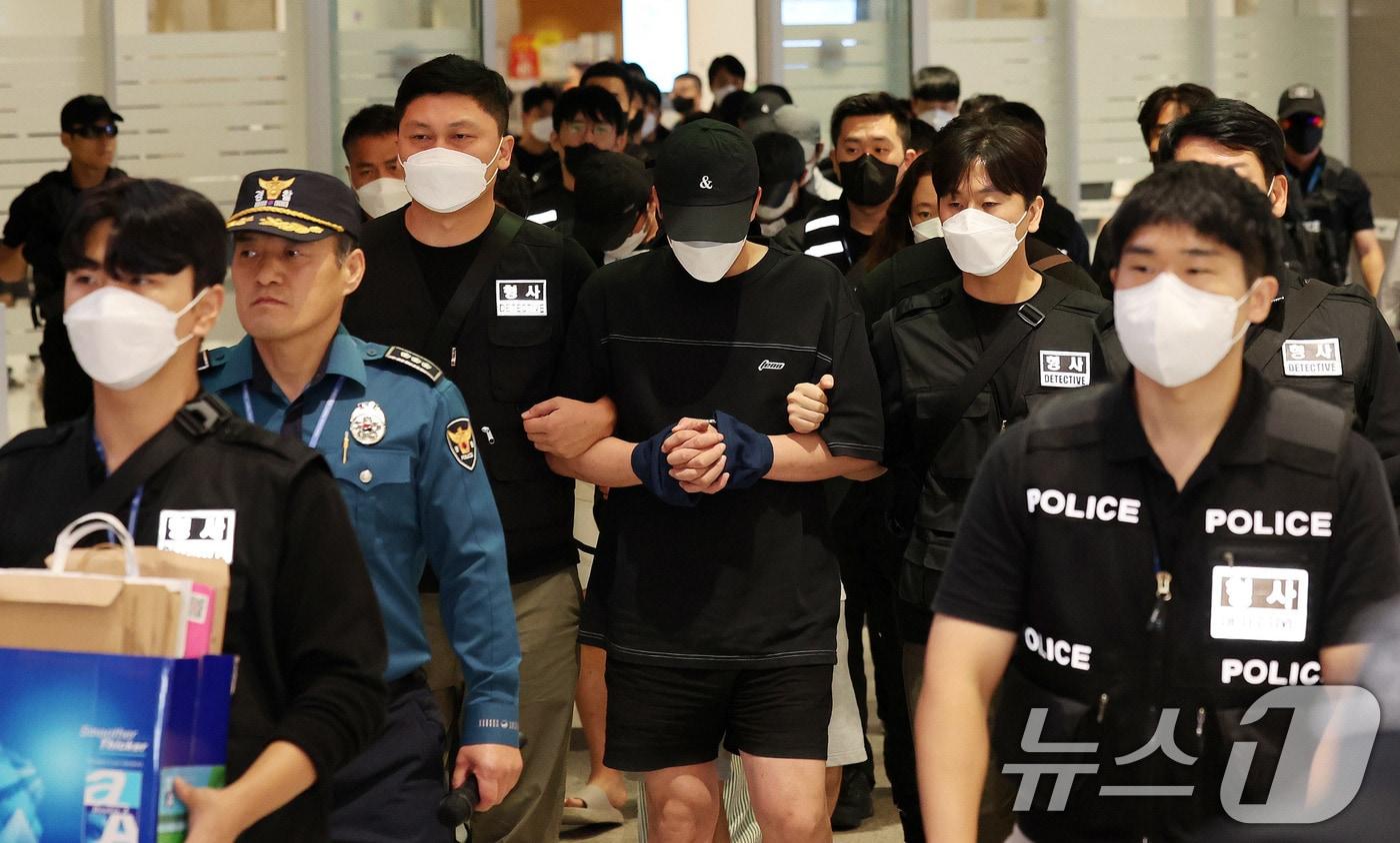 캄보디아 당국의 범죄단지 단속으로 적발돼 구금됐던 한국인들이 18일 오전 인천국제공항 2터미널을 통해 송환되고 있다. 이번 송환 대상자들은 이른바 '웬치'로 불리는 캄보디아 범죄단지에서 보이스피싱이나 로맨스 스캠(사기) 등 범죄에 가담한 혐의를 받고 있다. 이들은 호송 차량 23대 등을 타고 충남경찰청 등 6개 관할 경찰관서로 압송된다. 2025.10.18/뉴스1 ⓒ News1 박지혜 기자