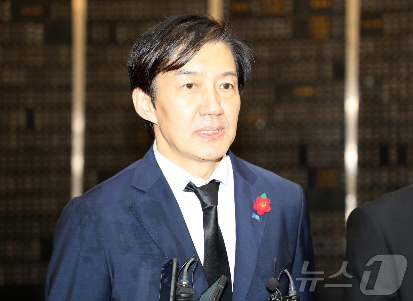 본문 이미지 - 조국 조국혁신당 비상대책위원장이 18일 오전 제주시 봉개동 제주4·3평화공원에서 취재진의 질문에 답변하고 있다. ⓒ News1 오미란 기자