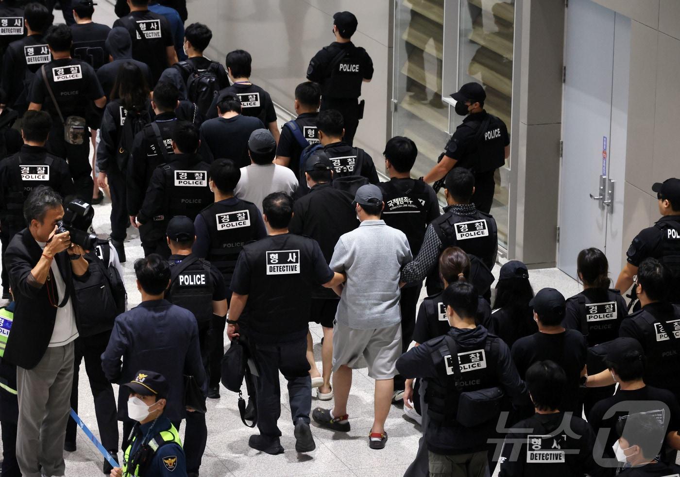 캄보디아 당국의 범죄단지 단속으로 적발돼 구금됐던 한국인들이 18일 오전 인천국제공항 2터미널을 통해 송환되고 있다. &#40;공동취재&#41;2025.10.18/뉴스1 ⓒ News1 박지혜 기자