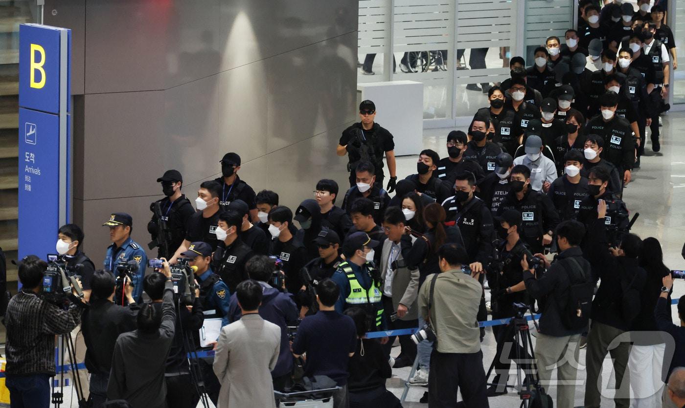 캄보디아 당국의 범죄단지 단속으로 적발돼 구금됐던 한국인들이 18일 오전 인천국제공항 2터미널을 통해 송환되고 있다. 이번 송환 대상자들은 이른바 &#39;웬치&#39;로 불리는 캄보디아 범죄단지에서 보이스피싱이나 로맨스 스캠&#40;사기&#41; 등 범죄에 가담한 혐의를 받고 있다. 이들은 호송 차량 23대 등을 타고 충남경찰청 등 6개 관할 경찰관서로 압송된다. &#40;공동취재&#41; 2025.10.18/뉴스1 ⓒ News1 박지혜 기자