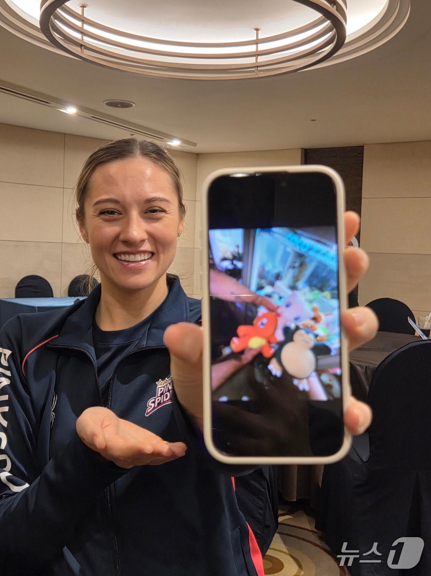 본문 이미지 - 흥국생명 레베카가 한국 생활에 만족을 표하면서 인형뽑기 사진을 보여주고 있다. ⓒ News1 안영준 기자