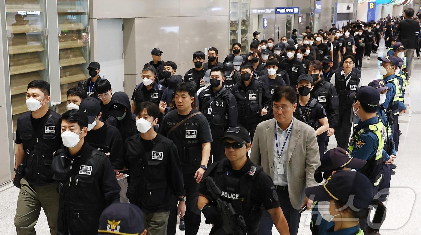 캄보디아 당국의 범죄단지 단속으로 적발돼 구금됐던 한국인들이 18일 오전 인천국제공항 2터미널을 통해 송환되고 있다. &#40;공동취재&#41; 2025.10.18/뉴스1 ⓒ News1 박지혜 기자