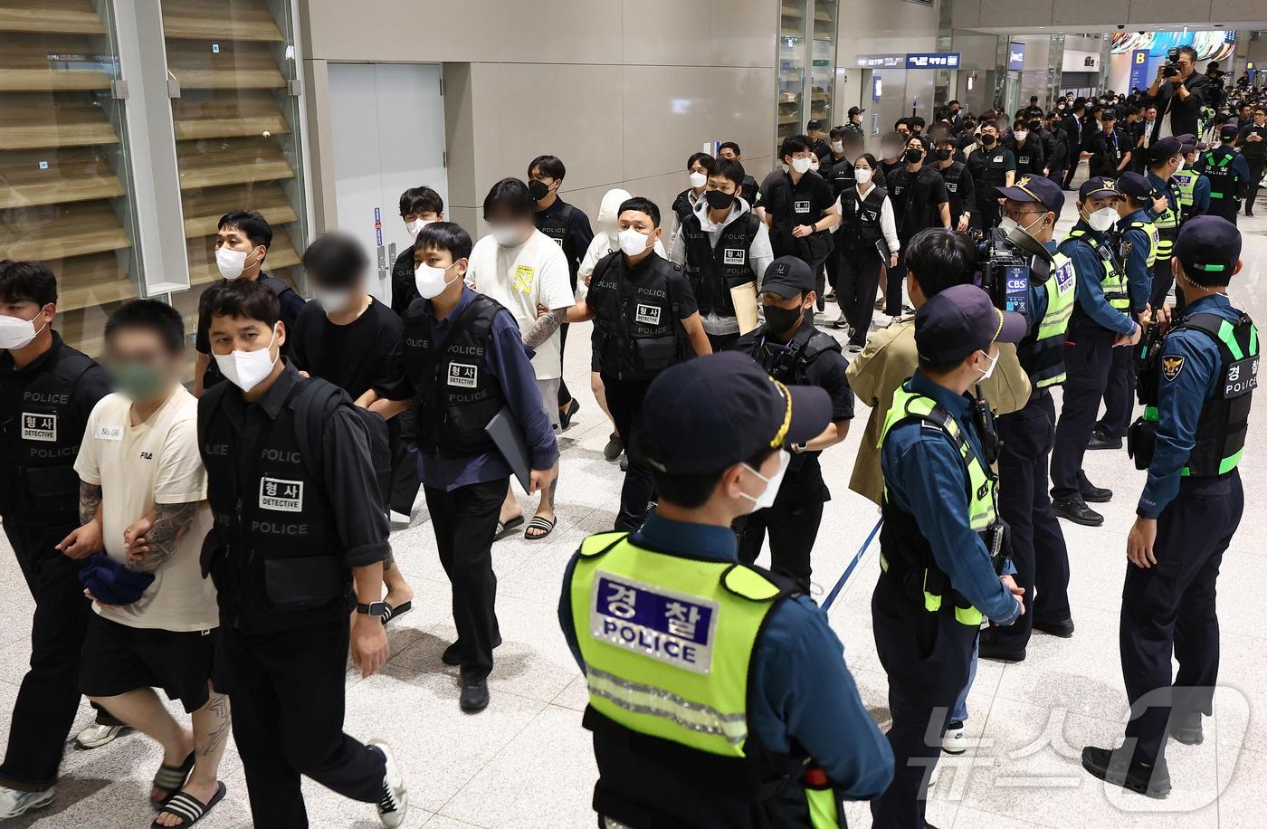 캄보디아 당국의 범죄단지 단속으로 적발돼 구금됐던 한국인들이 18일 오전 인천국제공항 2터미널을 통해 송환되고 있다. &#40;공동취재&#41; 2025.10.18/뉴스1 ⓒ News1 박지혜 기자