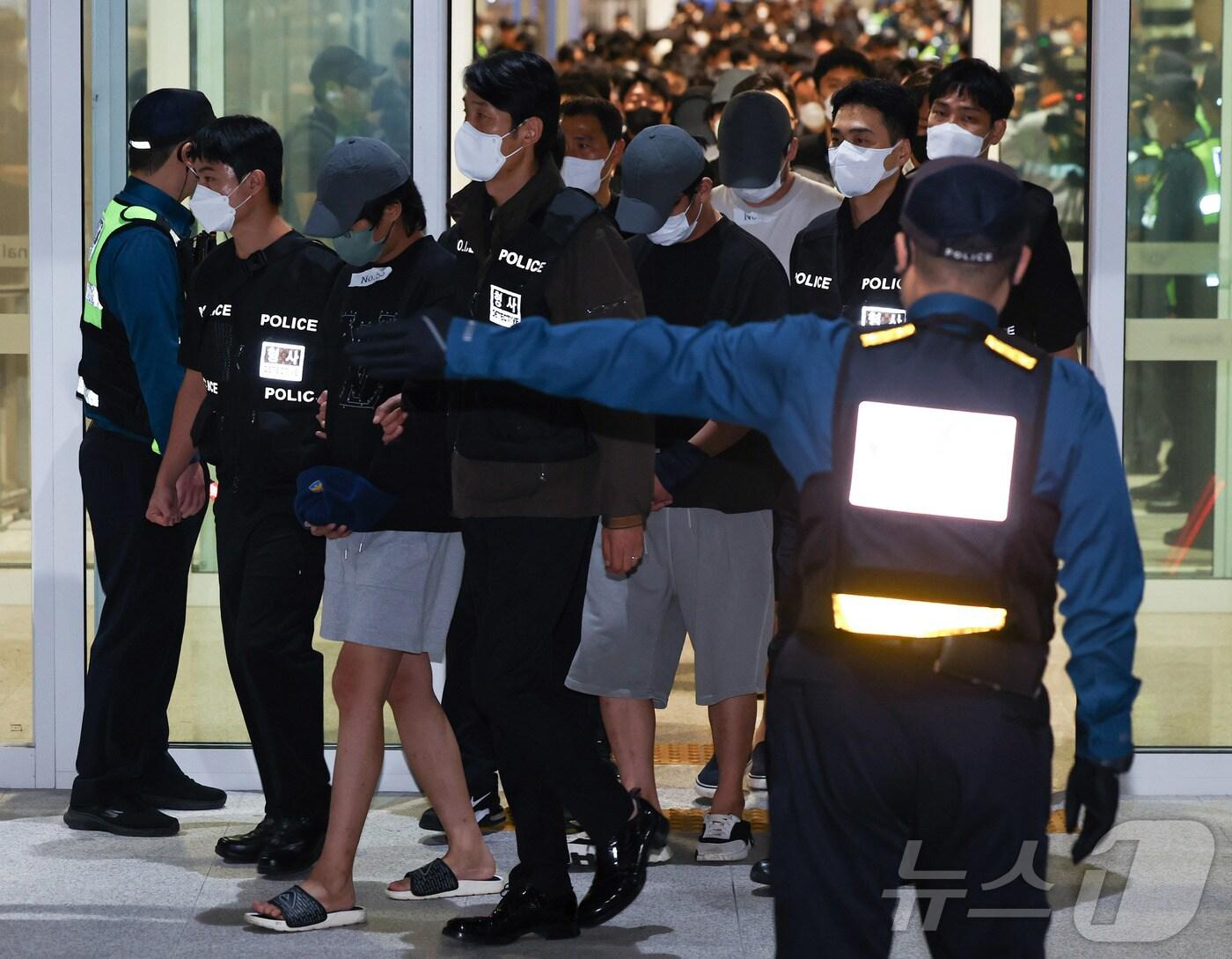 본문 이미지 - 캄보디아 당국의 범죄단지 단속으로 적발돼 구금됐던 한국인들이 18일 오전 인천국제공항 2터미널을 통해 송환되고 있다. (공동취재) 2025.10.18/뉴스1 ⓒ News1 박지혜 기자