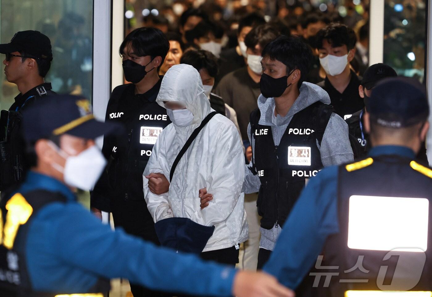 캄보디아 당국의 범죄단지 단속으로 적발돼 구금됐던 한국인들이 18일 오전 인천국제공항 2터미널을 통해 송환되고 있다. 이번 송환 대상자들은 이른바 &#39;웬치&#39;로 불리는 캄보디아 범죄단지에서 보이스피싱이나 로맨스 스캠&#40;사기&#41; 등 범죄에 가담한 혐의를 받고 있다. 이들은 호송 차량 23대 등을 타고 충남경찰청 등 6개 관할 경찰관서로 압송된다.&#40;공동취재&#41; 2025.10.18/뉴스1 ⓒ News1 박지혜 기자