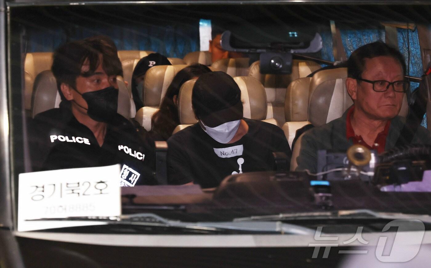 캄보디아 당국의 범죄단지 단속으로 적발돼 구금됐던 한국인들이 18일 오전 인천국제공항 2터미널을 통해 송환되고 있다. 이번 송환 대상자들은 이른바 '웬치'로 불리는 캄보디아 범죄단지에서 보이스피싱이나 로맨스 스캠(사기) 등 범죄에 가담한 혐의를 받고 있다. 이들은 호송 차량 23대 등을 타고 충남경찰청 등 6개 관할 경찰관서로 압송된다.(공동취재) 2025.10.18/뉴스1 ⓒ News1 박지혜 기자