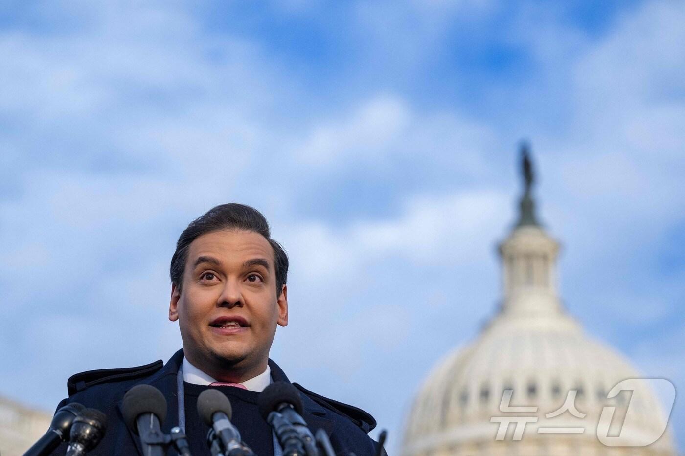 본문 이미지 - 조지 산토스 전 하원의원이 2023년 11월 하원의원이었을 당시 국회의사당 밖에서 열린 기자회견에서 연설하고 있다. 2023.11.30 ⓒ AFP=뉴스1