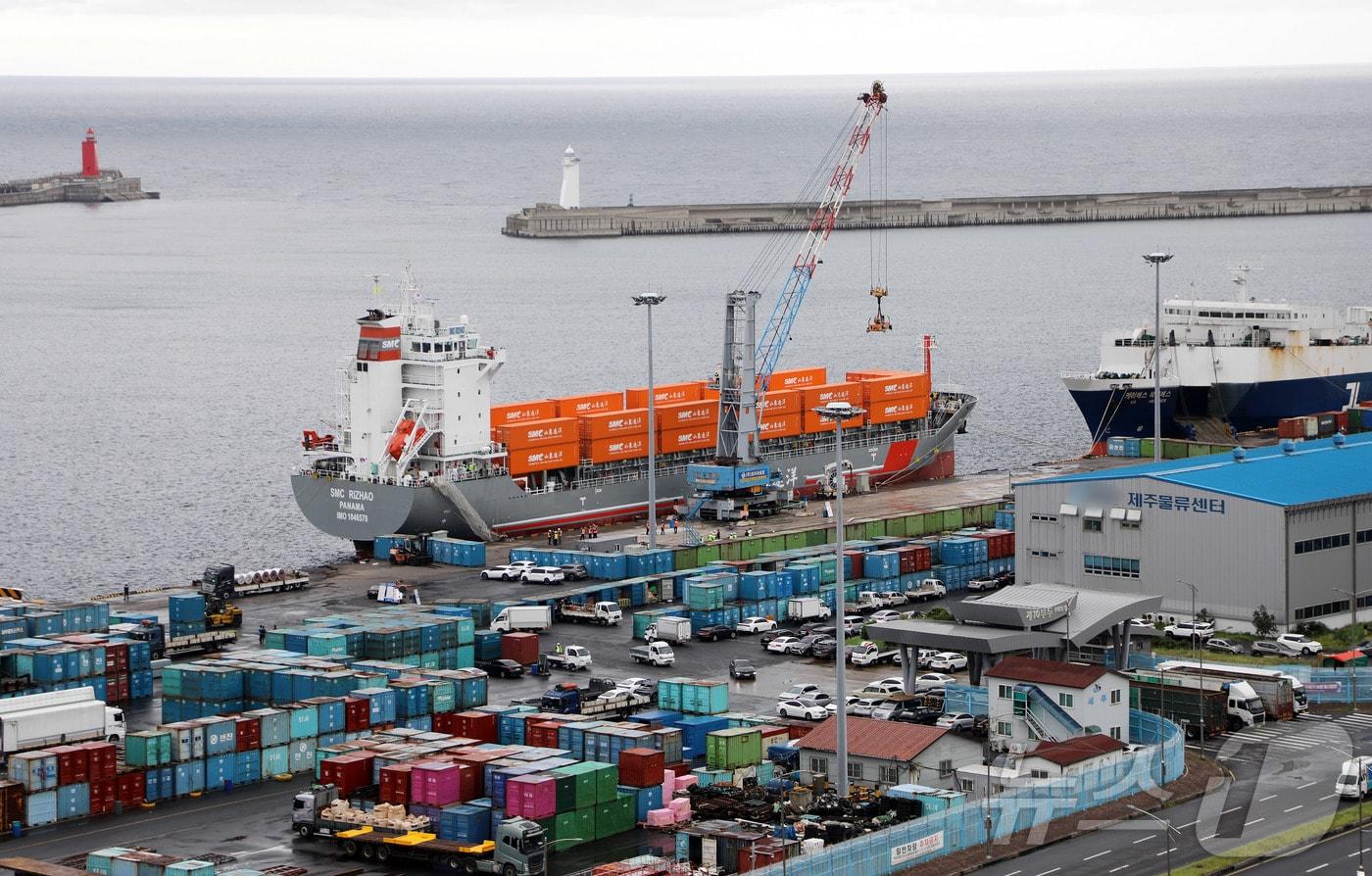 제주와 중국 칭다오를 이을 정기 컨테이너선 &#39;SMC 르자오호&#39;가 18일 오전 제주항에 첫 입항해 정박 중이다. 2025.10.18/뉴스1 ⓒ News1 오미란 기자
