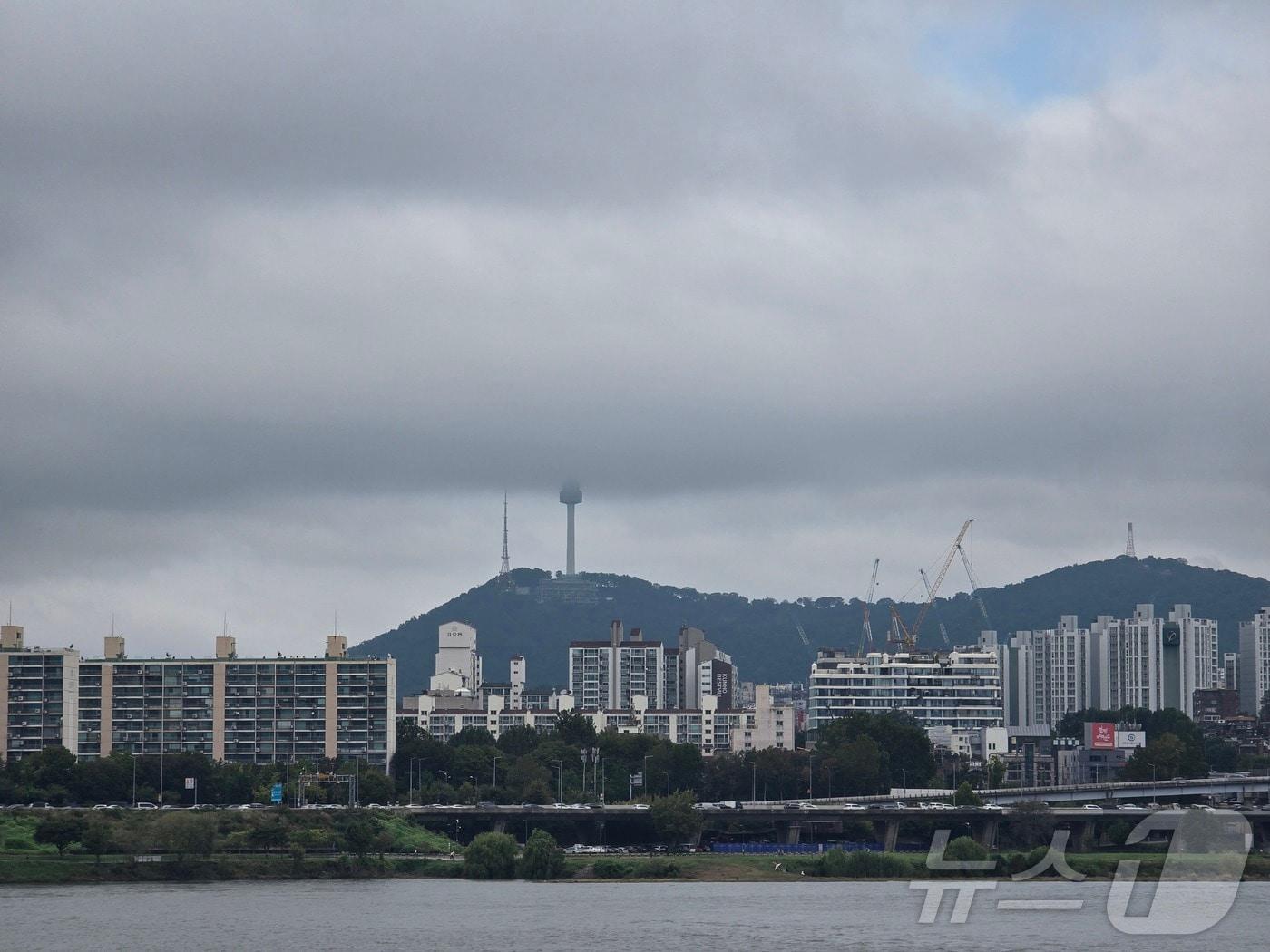 본문 이미지 - 18일 서울에 낮게 깔린 비구름으로 서울 용산구 서울타워 상단 부분이 가려져있다. 2025.10.18/뉴스1 ⓒ News1 황덕현 기후환경전문기자