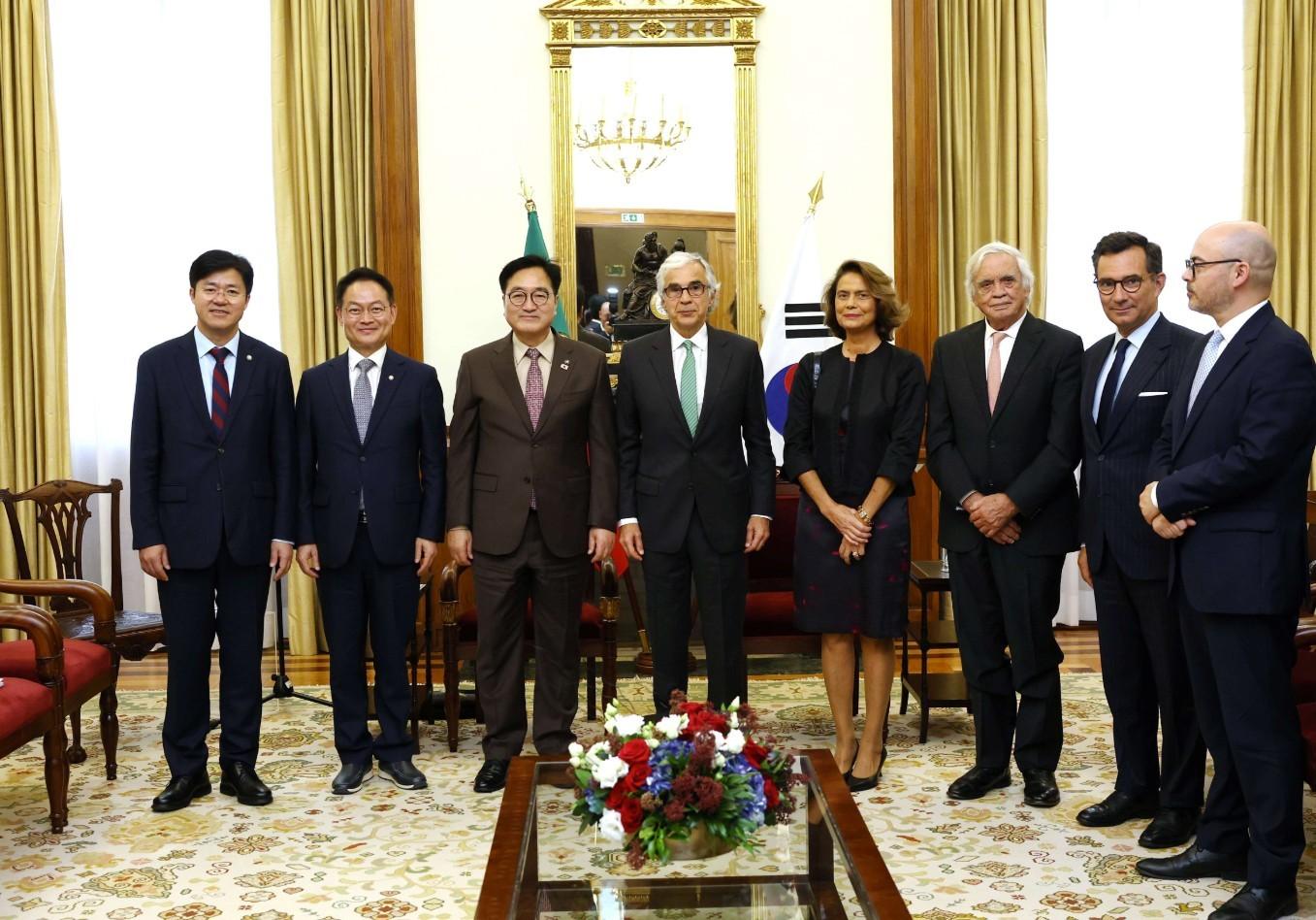 본문 이미지 - 우원식 의장이 주제 아귀아르-브랑쿠 의회 의장 면담 배석자들과 기념사진을 촬영하고 있다. 좌측부터 박상혁 국회의원, 허영 국회의원, 우원식 국회의장, 주제 아귀아르-브랑쿠 의회 의장, 테레자 모라이스 부의장, 디오구 파쉐쿠 드 아모링 부의장, 마르쿠스 페레스트렐루 부의장, 호드리구 사라이바 부의장. &#40;국회의장실 제공&#41; ⓒ 뉴스1