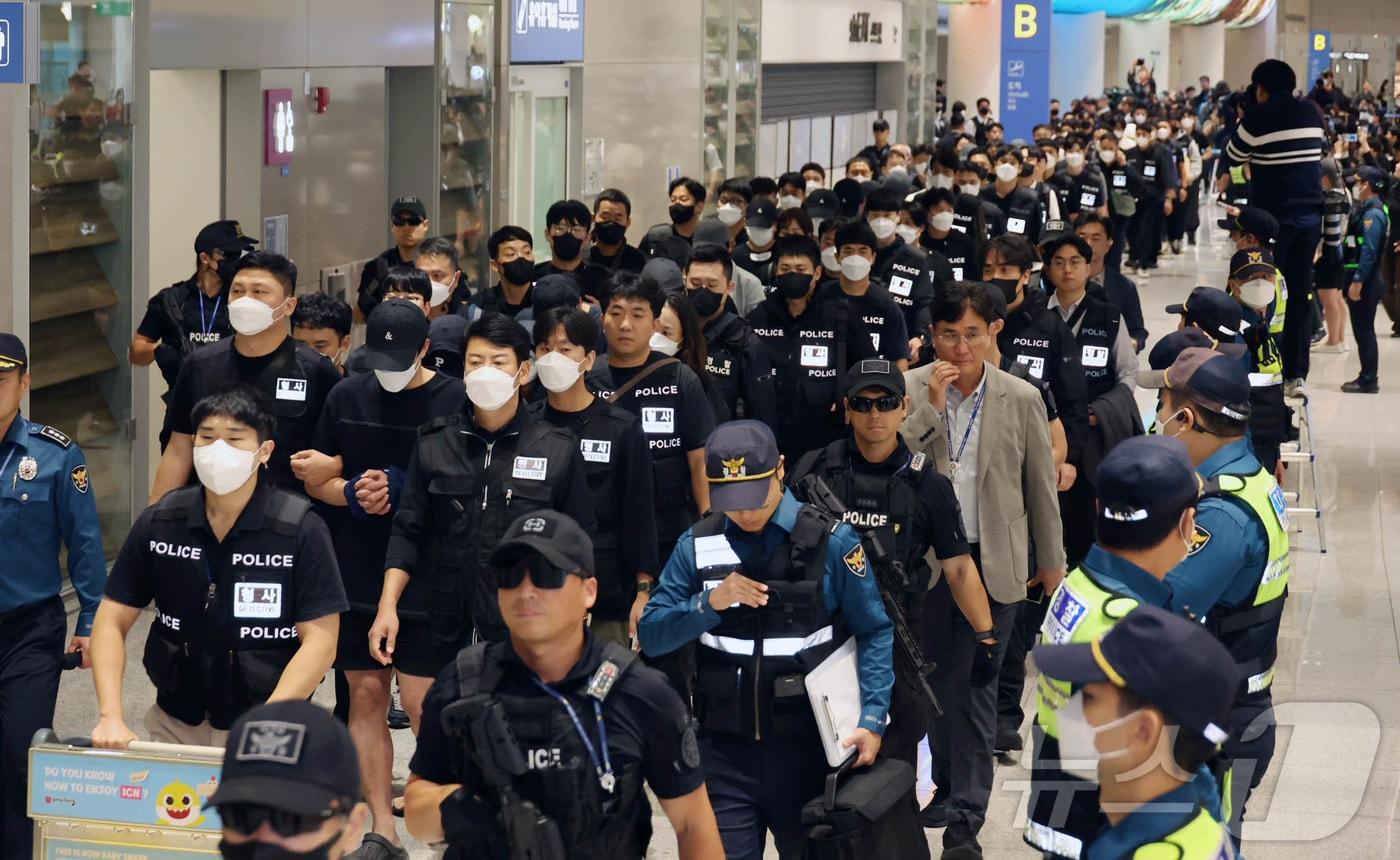 캄보디아 당국의 범죄단지 단속으로 적발돼 구금됐던 한국인들이 18일 오전 인천국제공항 2터미널을 통해 송환되고 있다.  &#40;공동취재&#41; 2025.10.18/뉴스1 ⓒ News1 박지혜 기자