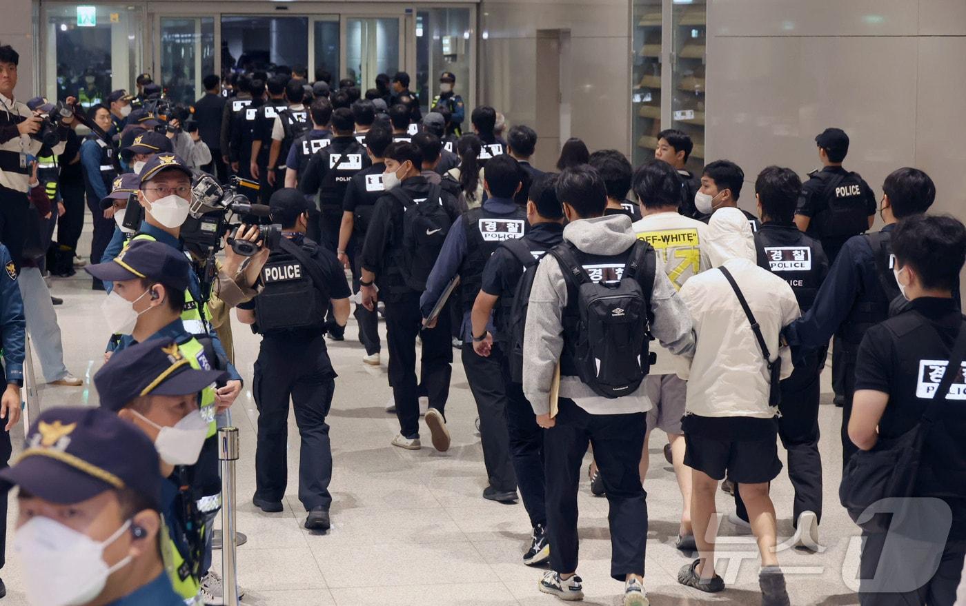 캄보디아 당국의 범죄단지 단속으로 적발돼 구금됐던 한국인들이 18일 오전 인천국제공항 2터미널을 통해 송환되고 있다. 이번 송환 대상자들은 이른바 &#39;웬치&#39;로 불리는 캄보디아 범죄단지에서 보이스피싱이나 로맨스 스캠&#40;사기&#41; 등 범죄에 가담한 혐의를 받고 있다. 이들은 호송 차량 23대 등을 타고 충남경찰청 등 6개 관할 경찰관서로 압송된다. &#40;공동취재&#41; 2025.10.18/뉴스1 ⓒ News1 박지혜 기자