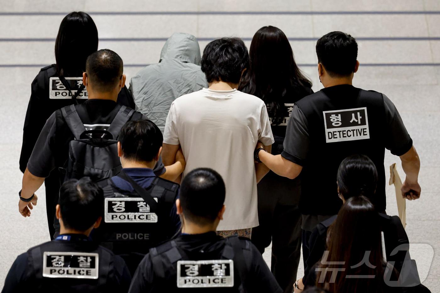 캄보디아 당국의 범죄단지 단속으로 적발돼 구금됐던 한국인들이 18일 오전 인천국제공항 2터미널을 통해 송환되고 있다. 이번 송환 대상자들은 이른바 &#39;웬치&#39;로 불리는 캄보디아 범죄단지에서 보이스피싱이나 로맨스 스캠&#40;사기&#41; 등 범죄에 가담한 혐의를 받고 있다. 이들은 호송 차량 23대 등을 타고 충남경찰청 등 6개 관할 경찰관서로 압송된다. &#40;공동취재&#41; 2025.10.18/뉴스1 ⓒ News1 박지혜 기자