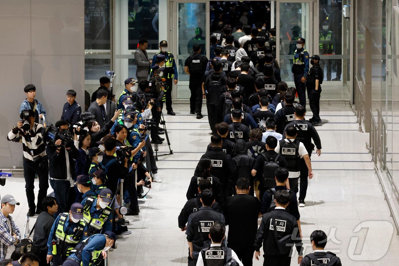 캄보디아 당국의 범죄단지 단속으로 적발돼 구금됐던 한국인들이 18일 오전 인천국제공항 2터미널을 통해 송환되고 있다. &#40;공동취재&#41; 2025.10.18/뉴스1 ⓒ News1 박지혜 기자