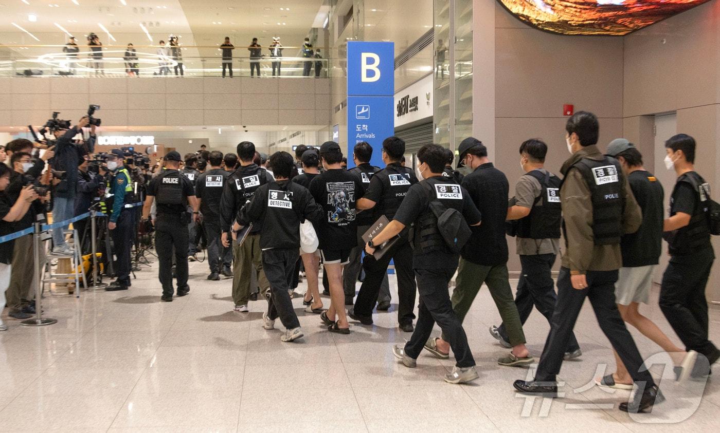 캄보디아 당국의 범죄단지 단속으로 적발돼 구금됐던 한국인들이 지난 10월 18일 오전 인천국제공항 2터미널을 통해 송환되고 있다. (공동취재) 2025.10.18/뉴스1 ⓒ News1 박지혜 기자