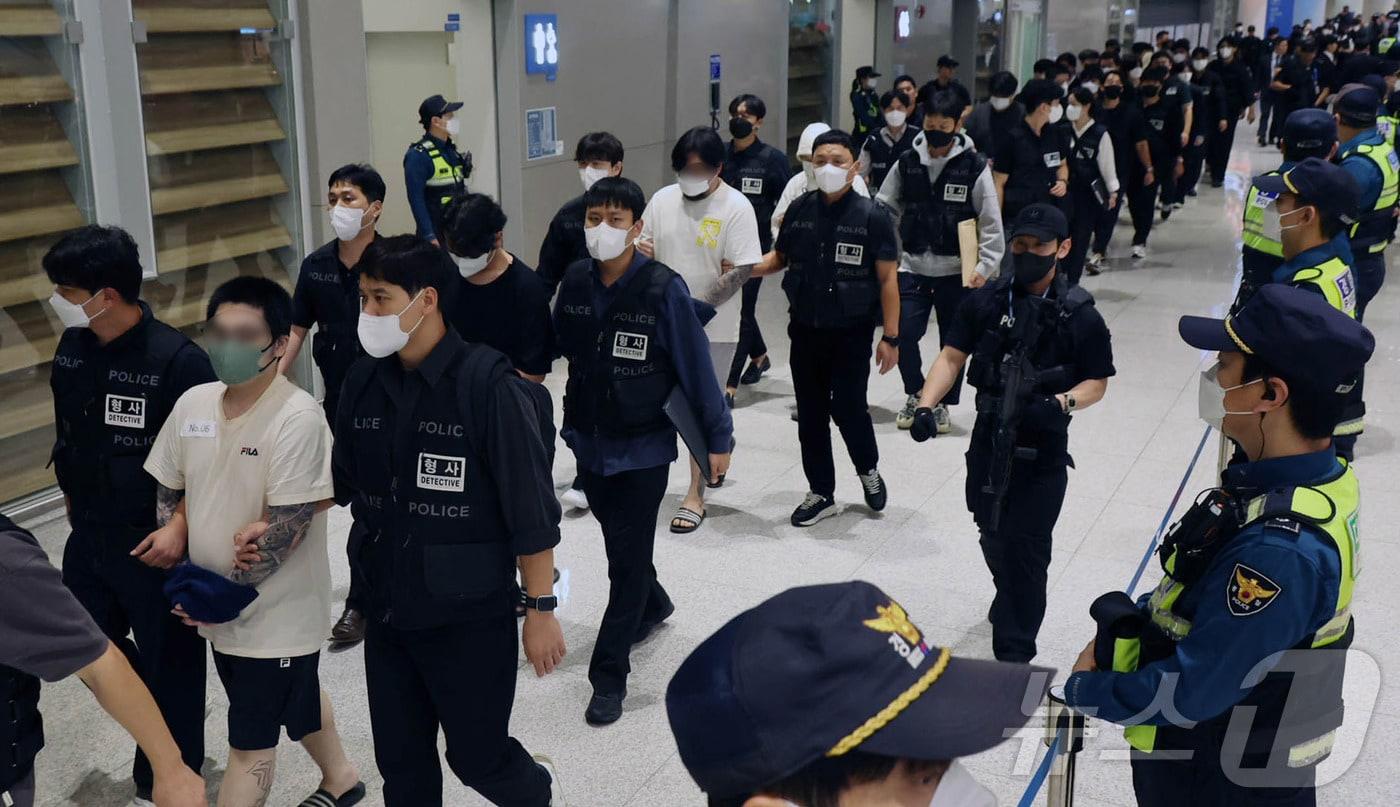 캄보디아 당국의 범죄단지 단속으로 적발돼 구금됐던 한국인들이 지난 10월 18일 오전 인천국제공항 2터미널을 통해 송환되고 있다.  &#40;공동취재&#41; 2025.10.18/뉴스1 ⓒ News1 박지혜 기자