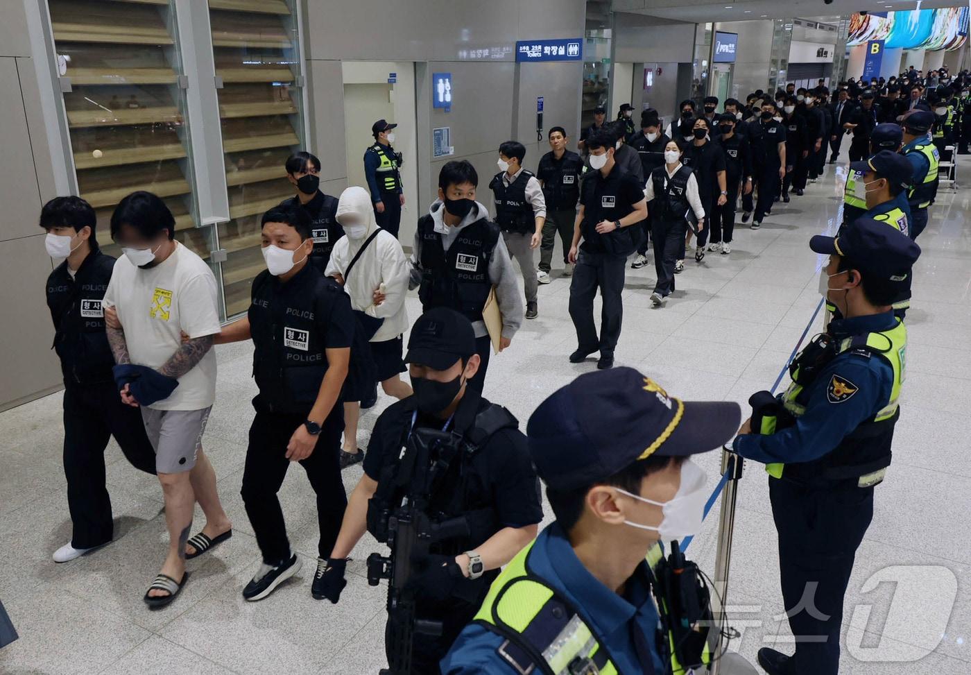 캄보디아 당국의 범죄단지 단속으로 적발돼 구금됐던 한국인들이 18일 오전 인천국제공항 2터미널을 통해 송환되고 있다.  &#40;공동취재&#41; 2025.10.18/뉴스1 ⓒ News1 박지혜 기자