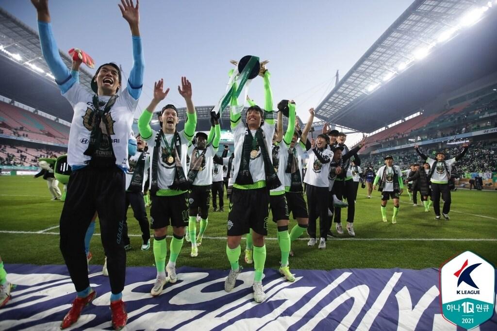 본문 이미지 - 2021년 전 전북 우승 당시 기쁨을 만끽하는 선수들&#40;한국프로축구연맹 제공&#41; 