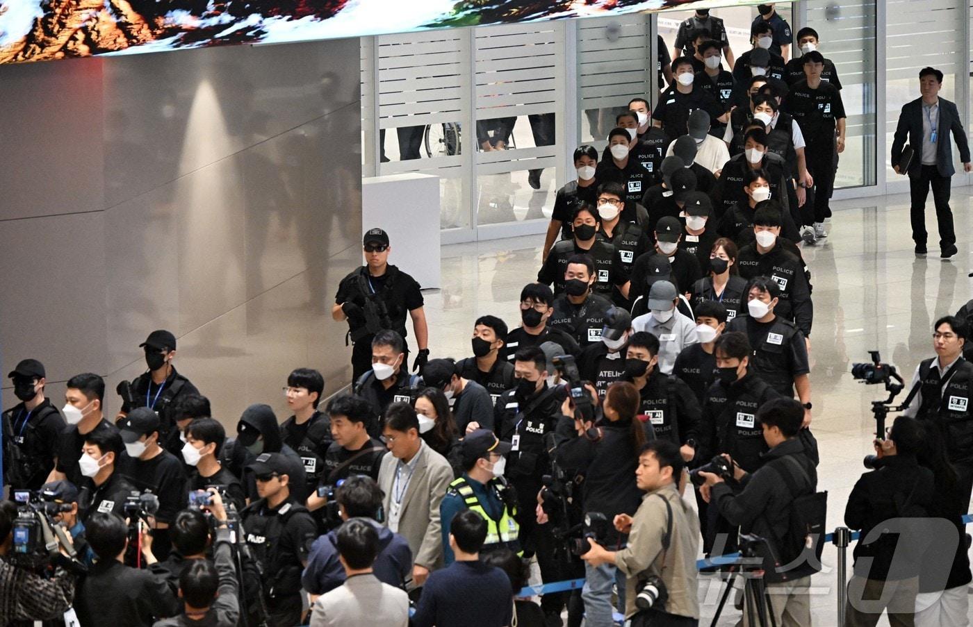 캄보디아 당국의 범죄단지 단속으로 적발돼 구금됐던 한국인들이 지난 10월18일 오전 인천국제공항 2터미널을 통해 송환되고 있다. &#40;사진은 기사 내용과 무관함&#41; &#40;공동취재&#41; 2025.10.18/뉴스1 ⓒ News1 박지혜 기자