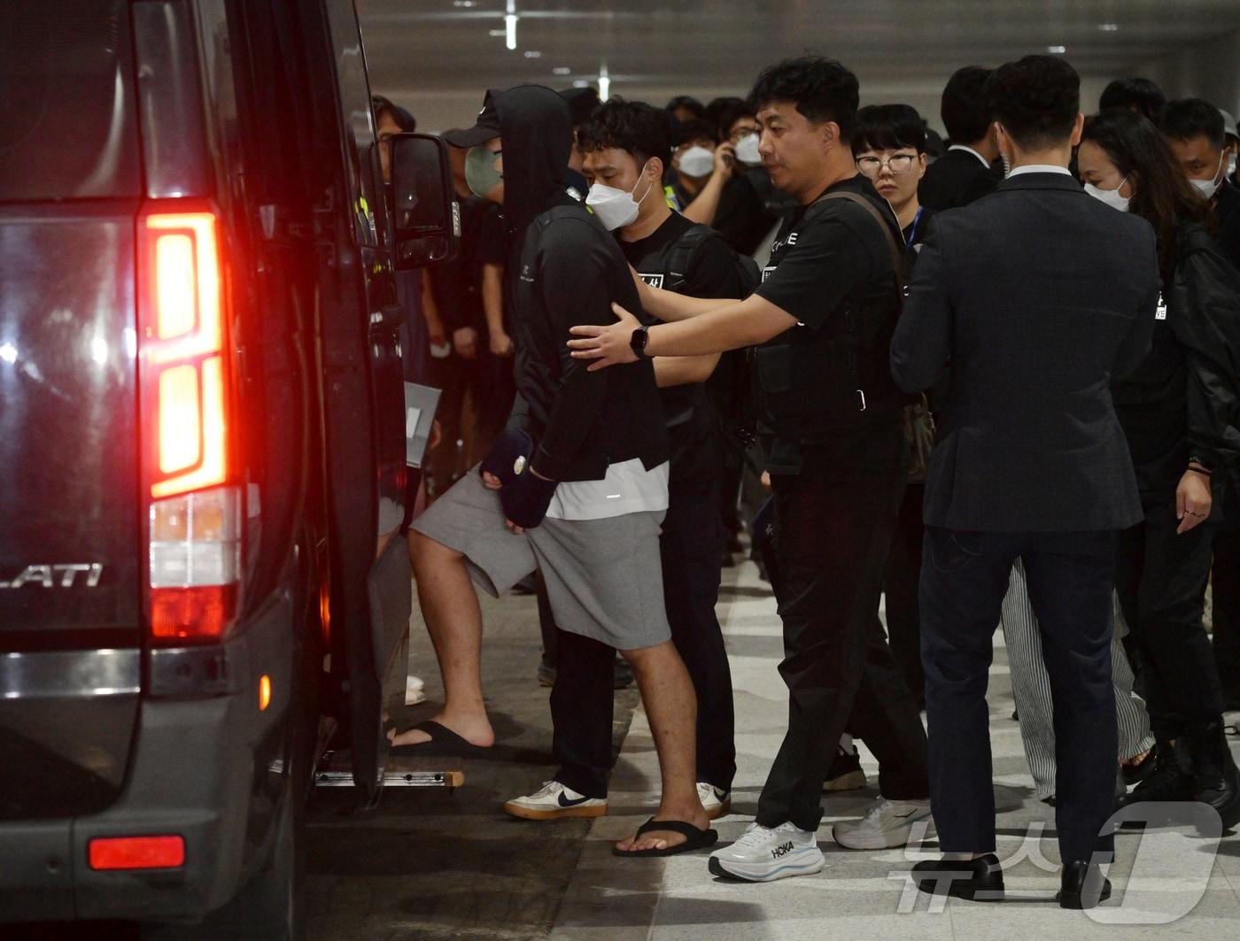 본문 이미지 - 캄보디아 당국의 범죄단지 단속으로 적발돼 구금됐던 한국인들이 지난 18일 오전 인천국제공항 2터미널을 통해 송환되고 있다.  &#40;공동취재&#41; 2025.10.18/뉴스1 ⓒ News1 박지혜 기자