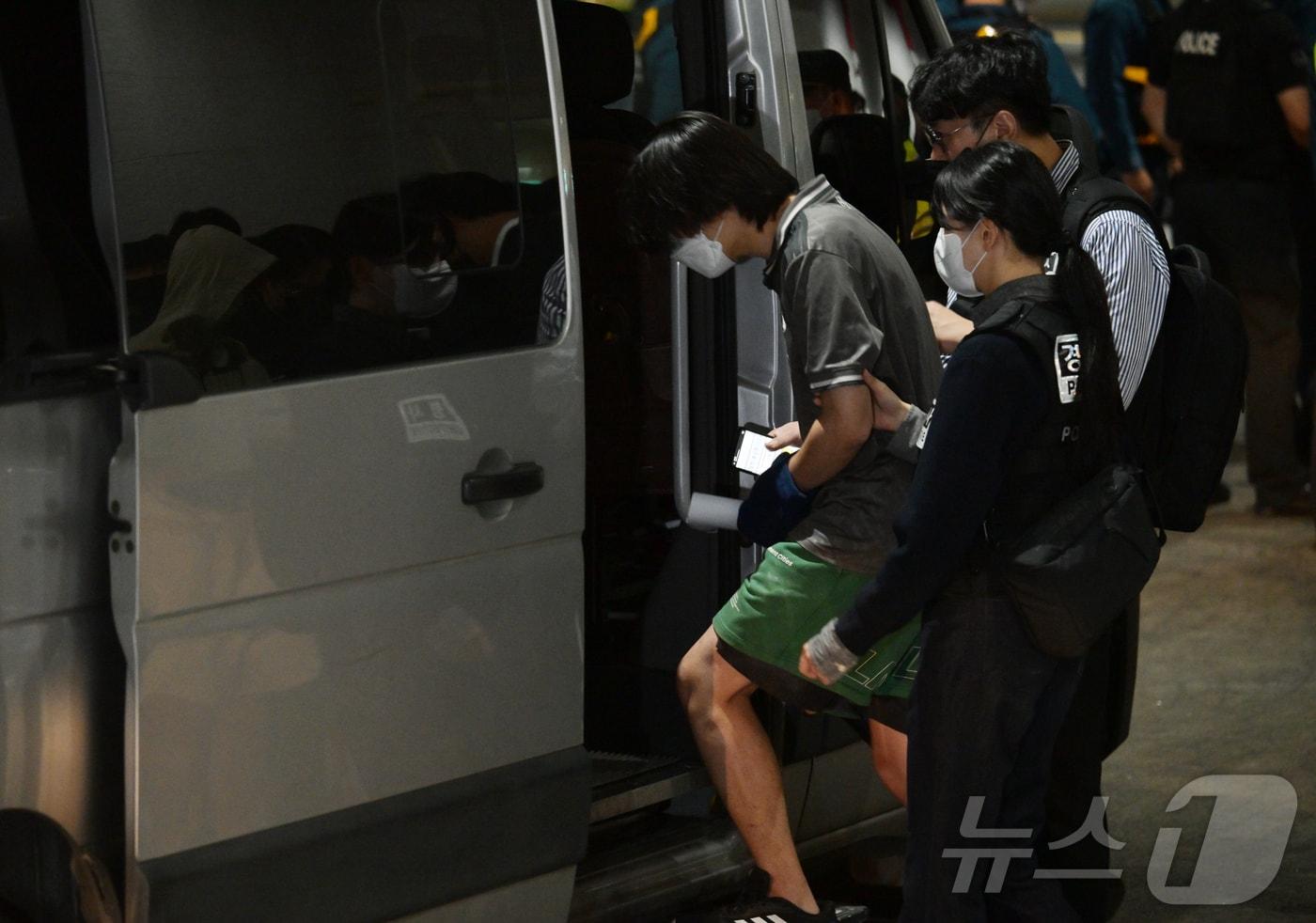 캄보디아 당국의 범죄단지 단속으로 적발돼 구금됐던 한국인들이 18일 오전 인천국제공항 2터미널을 통해 송환되고 있다. 이번 송환 대상자들은 이른바 &#39;웬치&#39;로 불리는 캄보디아 범죄단지에서 보이스피싱이나 로맨스 스캠&#40;사기&#41; 등 범죄에 가담한 혐의를 받고 있다. &#40;공동취재&#41; 2025.10.18/뉴스1 ⓒ News1 박지혜 기자