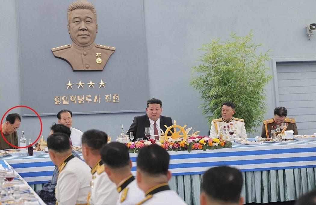 본문 이미지 - &#40;평양 노동신문=뉴스1&#41; =김정은 북한 노동당 총비서가 지난 5일 &#39;최현호&#39;에서 해군장병들을 위해 마련한 연회에서 노광철 국방상이 홀로 반팔 티셔츠를 입은 모습이 포착됐다. [국내에서만 사용가능. 재배포 금지. DB 금지. For Use Only in the Republic of Korea. Redistribution Prohibited] rodongphoto@news1.kr