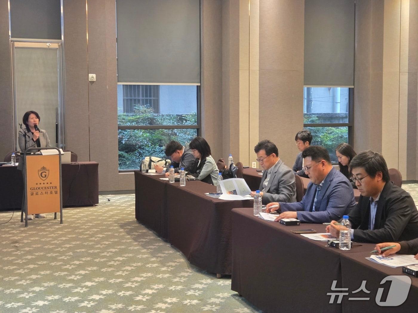 본문 이미지 - 17일 전북 전주시 글로스터호텔에서 전북기자협회·한국언론진흥재단 광주지사 주관 '전북 올림픽 관광 로컬콘텐츠 활용 현장 전문연수'가 진행된 가운데 유희숙 전북도 2036하계올림픽유치단장이 전주하계올림픽 유치 준비 과정을 설명하고 있다.(전북기자협회 제공. 재판매 및 DB금지)/뉴스1