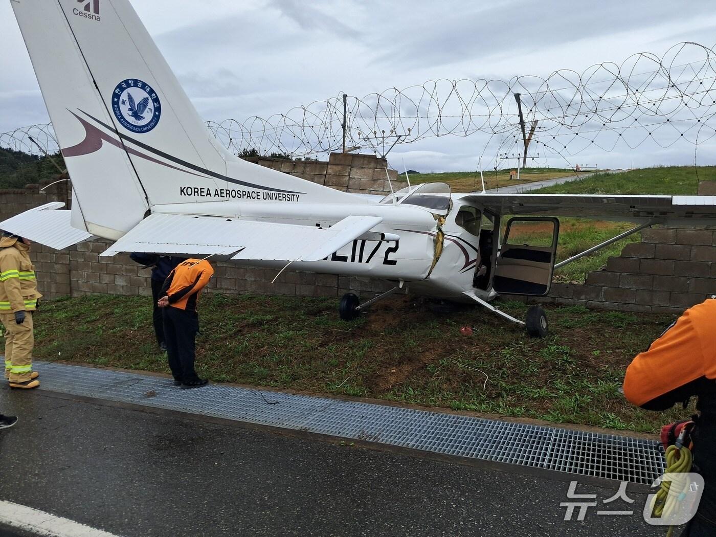 본문 이미지 - 18일 오전 10시59분쯤 경비행기가 경북 울진군에 있는 울진공항출장소 외부 담벼락을 추락해 파손됐다. (경북소방본부 제공. 재판매 및 DB금지)