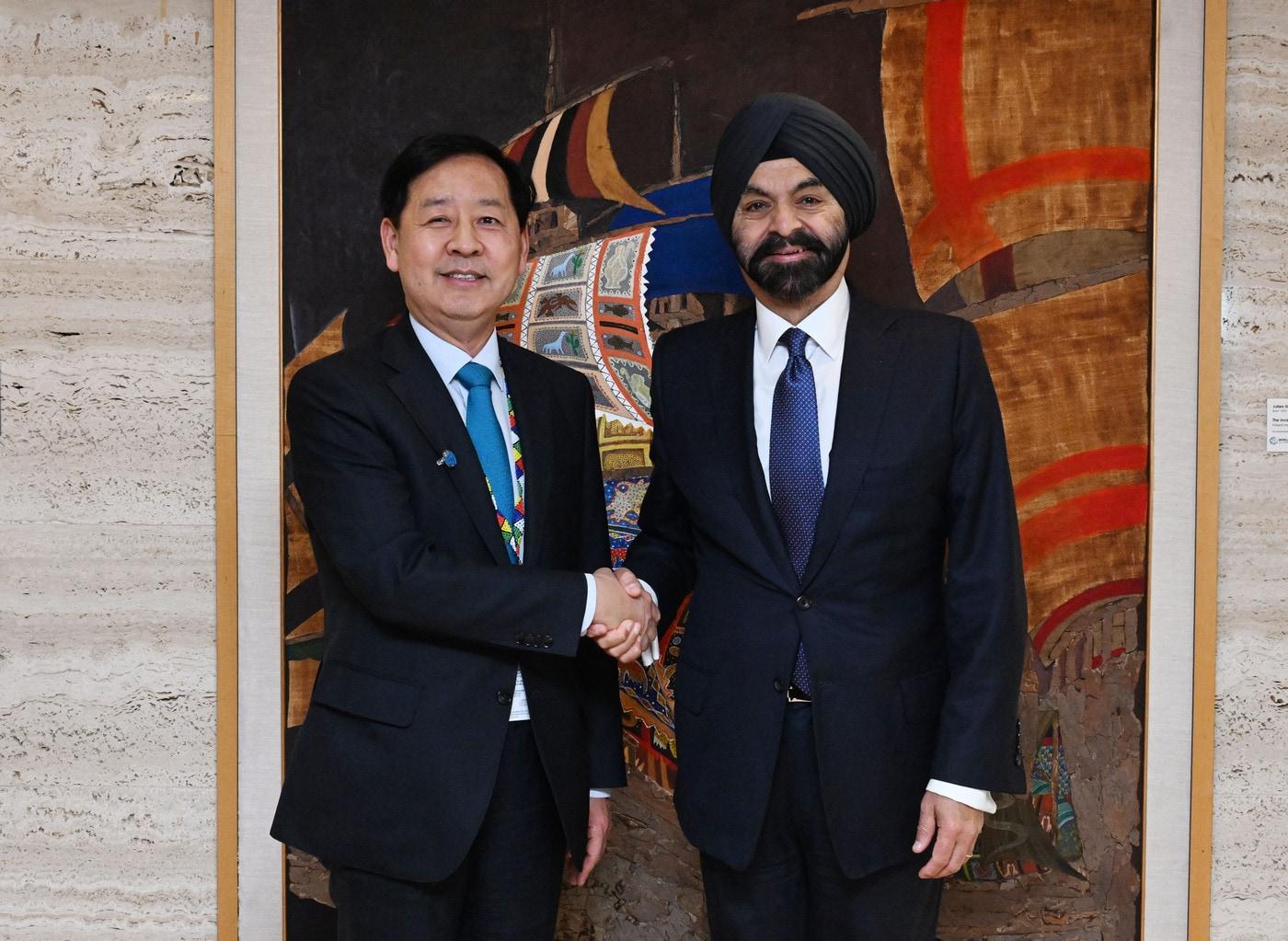 본문 이미지 - 주요20개국&#40;G20&#41; 재무장관회의와 국제통화기금 및 세계은행&#40;IMF/WB&#41; 연차총회 참석차 미국 워싱턴D.C.를 방문중인 구윤철 부총리가  아제이 방가 세계은행&#40;WB&#41; 총재와 면담을 가졌다.&#40;기재부 제공&#41;