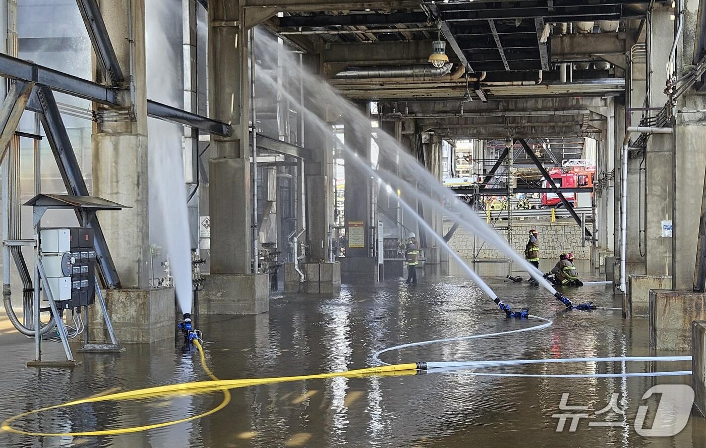 17일 오전 SK에너지 울산공장에서 화재가 발생해 소방관들이 진화 작업을 하고 있다. &#40;울산소방본부 제공. 재판매 및 DB 금지&#41; /뉴스1