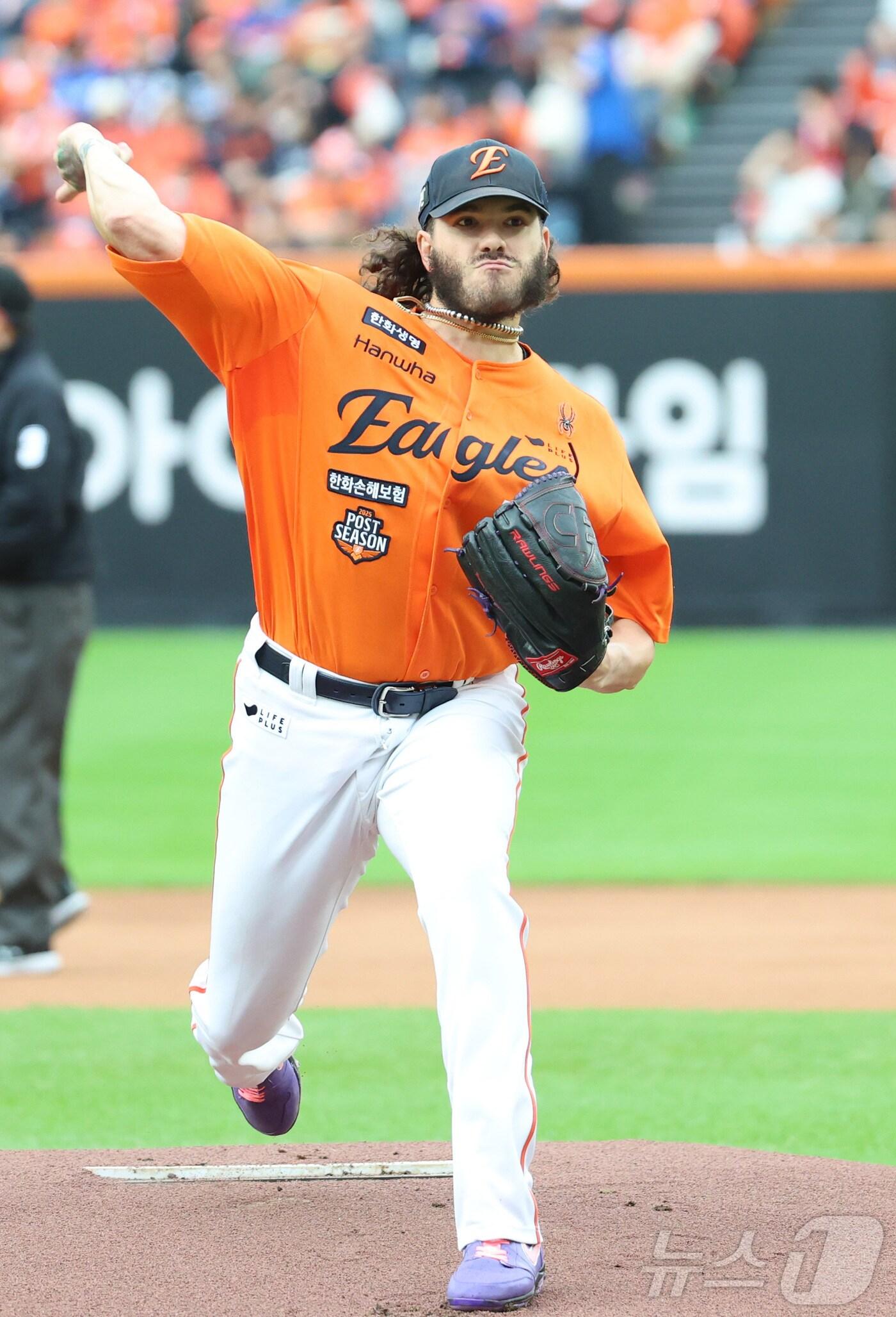 본문 이미지 - 18일 대전 한화생명볼파크 열린 프로야구 2025 신한 SOL뱅크 KBO 플레이오프 1차전 삼성 라이온즈와 한화 이글스의 경기에서 한화 선발 폰세가 투구하고 있다. 2025.10.18/뉴스1 ⓒ News1 김기남 기자
