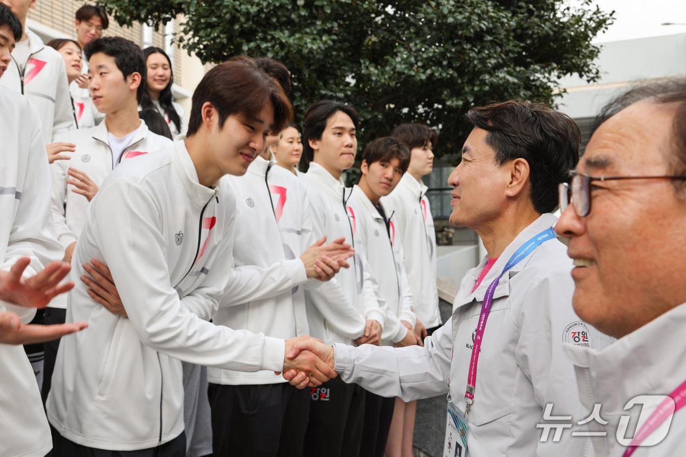 전국체육대회에 참가한 강원 선수단 격려하는 김진태 강원특별자치도지사.&#40;강원도 제공. 재판매 및 DB금지&#41;/뉴스1