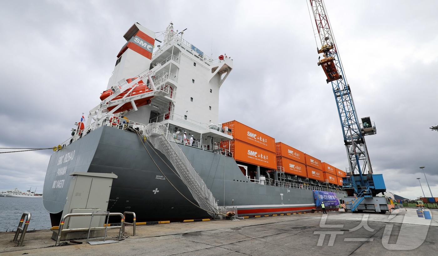 제주와 중국 칭다오를 잇는 정기 컨테이너선 'SMC 르자오호'가 18일 오후 제주항 10부두에 첫 입항해 정박 중이다. 2025.10.18/뉴스1 ⓒ News1 오미란 기자