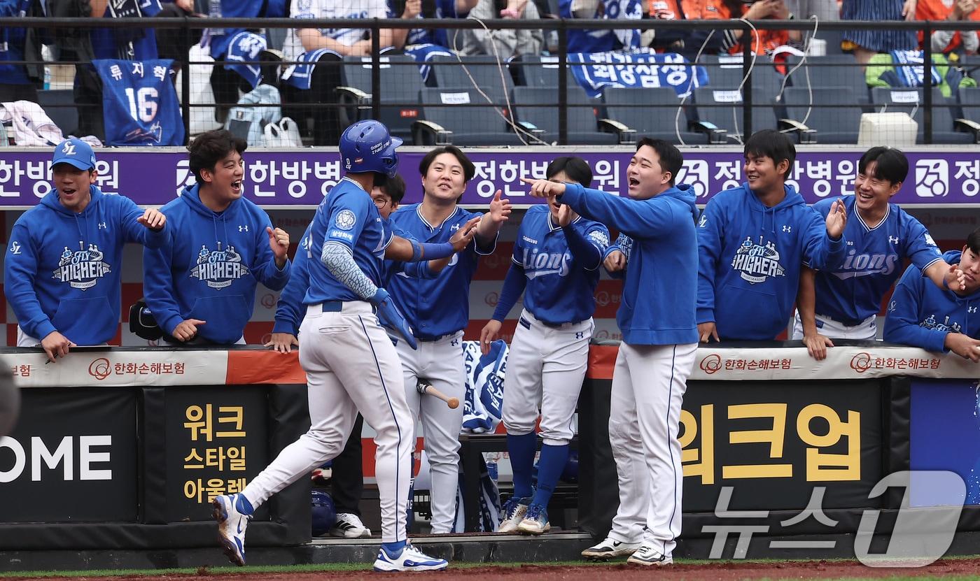 18일 대전 한화생명볼파크 열린 프로야구 2025 신한 SOL뱅크 KBO 플레이오프 1차전 삼성 라이온즈와 한화 이글스의 경기, 삼성 디아즈가 2회초 무사 2,3루 상황에서 이재현의 2타점 2루타 때 득점을 올린 후 더그아웃에서 하이파이브를 하고 있다. ⓒ News1 김성진 기자