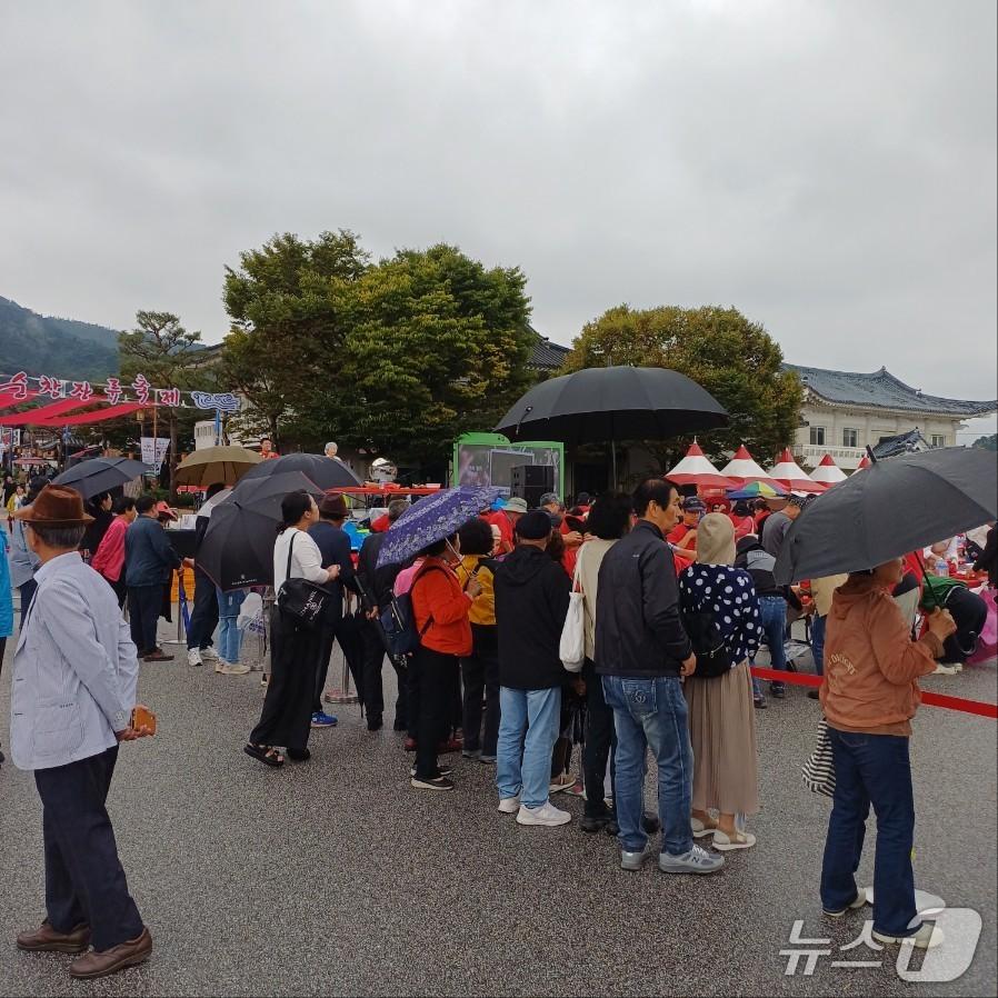 본문 이미지 - 18일 전북 순창군 전통고추장민속마을 일원에서 &#39;제20회 장류축제&#39;가 진행되고 있는 가운데 방문객들이 우산을 쓰고 체험 프로그램을 기다리고 있다.&#40;독자 제공. 재판매 및 DB금지&#41;/뉴스1