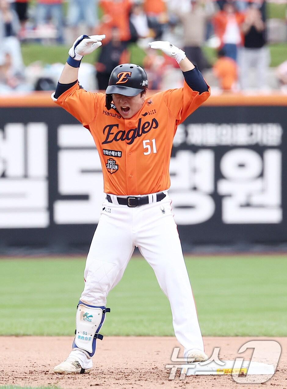 본문 이미지 - 18일 대전 한화생명볼파크 열린 프로야구 2025 신한 SOL뱅크 KBO 플레이오프 1차전 삼성 라이온즈와 한화 이글스의 경기, 한화 문현빈이 2회말 2사 만루 상황에서 3타점 2루타를 때린 후 포효하고 있다. 2025.10.18/뉴스1 ⓒ News1 김성진 기자