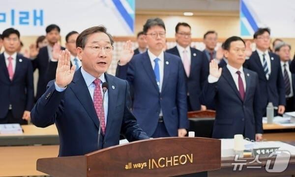 본문 이미지 - 유정복 인천시장이 2023년 10월 19일 시청 대회의실에서 열린 ’2023년 국회 행정안전위원회 국정감사‘에서 선서를 하고 있다. &#40;인천시 제공.재판매 및 DB금지&#41;