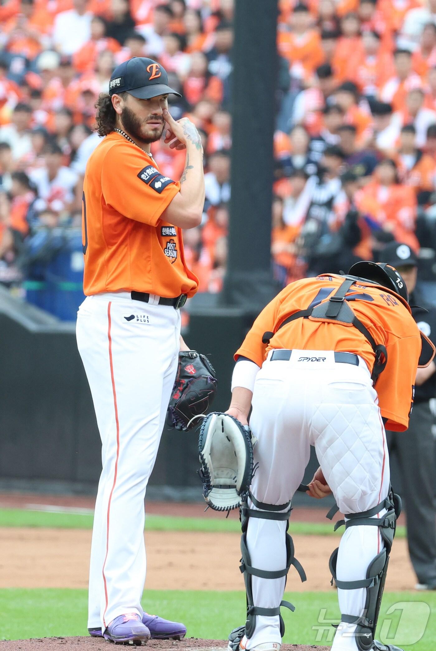 본문 이미지 - 18일 대전 한화생명볼파크 열린 프로야구 2025 신한 SOL뱅크 KBO 플레이오프 1차전 삼성 라이온즈와 한화 이글스의 경기에서 한화 폰세가 2회 3실점 하고 있다. ⓒ News1 김기남 기자