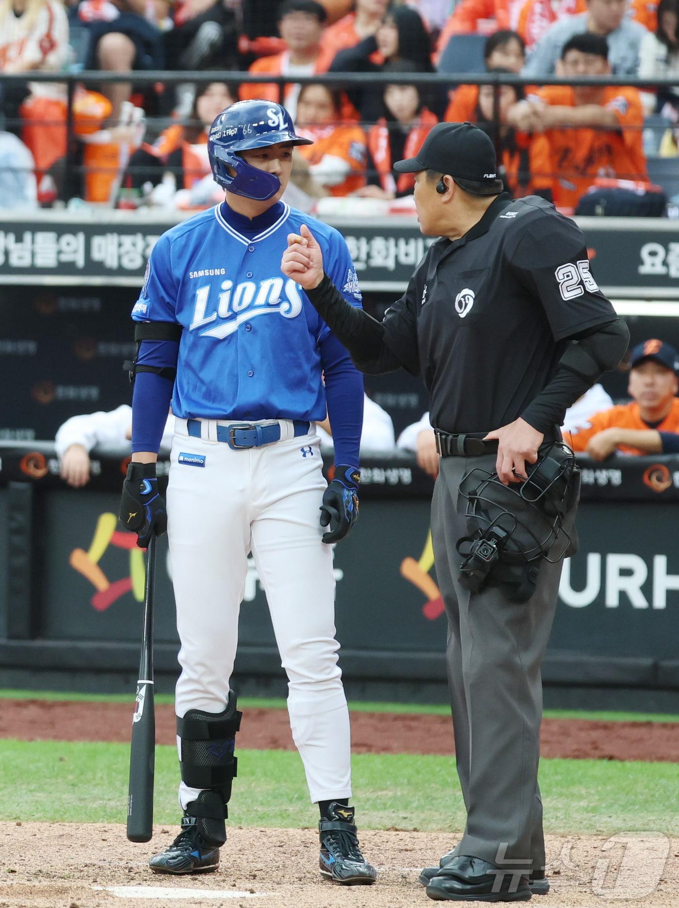 본문 이미지 - 18일 대전 한화생명볼파크 열린 프로야구 2025 신한 SOL뱅크 KBO 플레이오프 1차전 삼성 라이온즈와 한화 이글스의 경기에서 3회초 무사 1,3루 삼성 구자욱이 한화 폰세 투수의 투구시간에 대해 주심에게 이야기를 하고 있다. 2025.10.18/뉴스1 ⓒ News1 김기남 기자