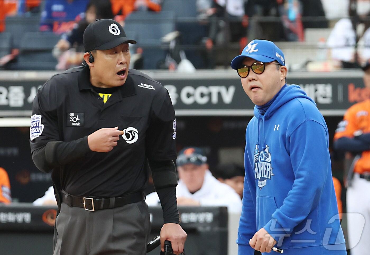 18일 대전 한화생명볼파크 열린 프로야구 2025 신한 SOL뱅크 KBO 플레이오프 1차전 삼성 라이온즈와 한화 이글스의 경기에서 3회초 무사 1,3루 구자욱 타석에 한화 폰세 투수의 투구시간에 대해 박진만 감독이 주심에게 이야기를 하고 있다. 2025.10.18/뉴스1 ⓒ News1 김기남 기자