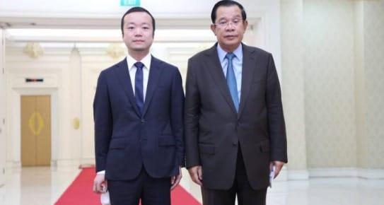 본문 이미지 - 천즈 프린스 그룹 회장&#40;왼쪽&#41;이 2022년 4월 25일 평화궁에서 훈 센 전 총리&#40;오른쪽&#41;를 만나고 있다. 2022.4.25 &#40;캄보디아데일리&#41;