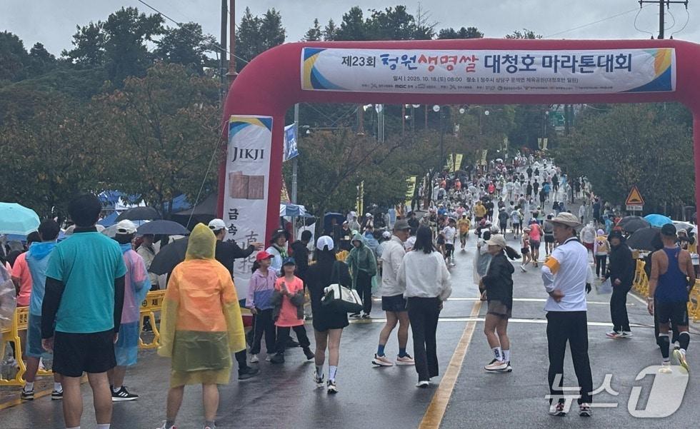 본문 이미지 -  18일 오전 열린 23회 청원생명쌀 대청호 마라톤대회 시작전 모습. / 뉴스1