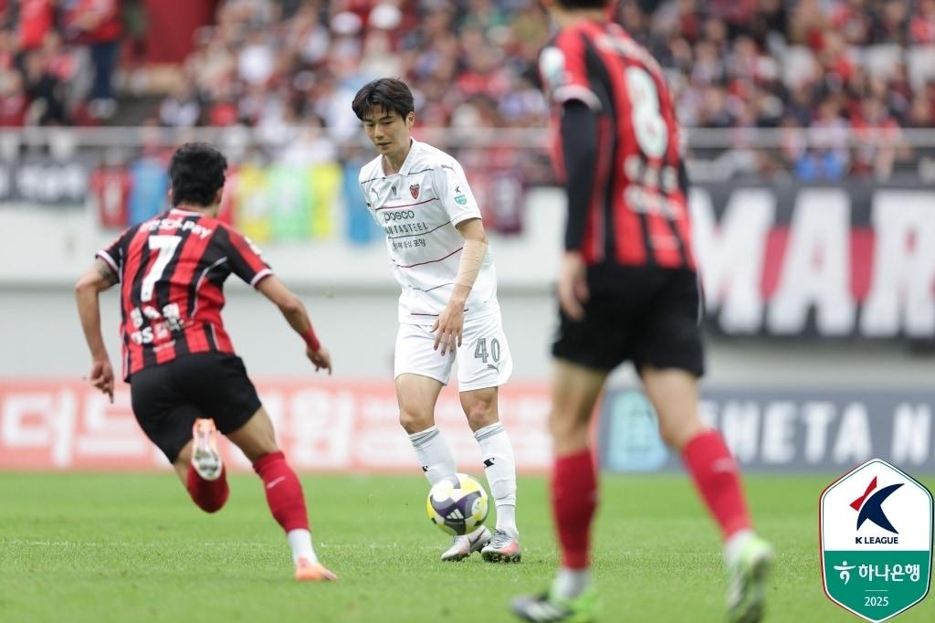본문 이미지 - 포항 스틸러스 기성용이 하양 유니폼을 입고 상암벌을 찾아 2-1 승리를 견인했다. &#40;한국프로축구연맹 제공&#41;