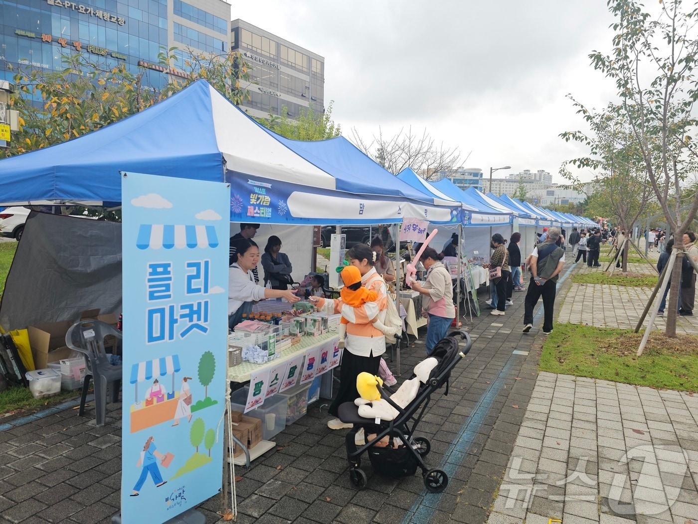 본문 이미지 - 전남 나주 혁신도시 빛가람동에서 열린 제11회 빛가람 페스티벌의 플리마켓.&#40;재배포 및 DB 금지&#41; ⓒ News1 서충섭 기자