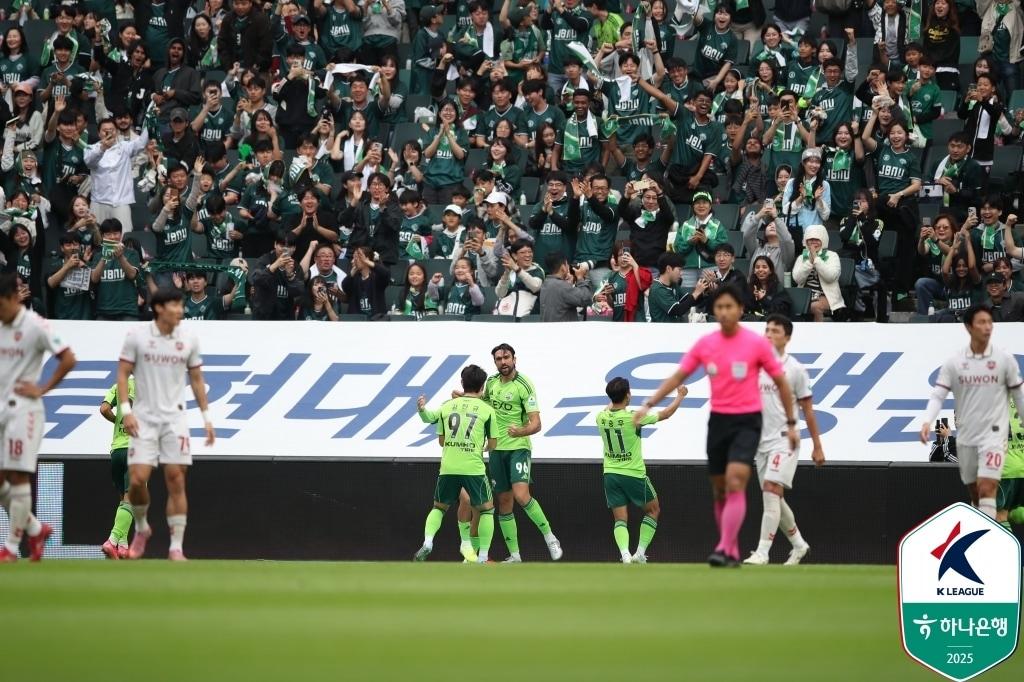 본문 이미지 -  전북 선제골의 주인공 콤파뇨(한국프로축구연맹 제공)