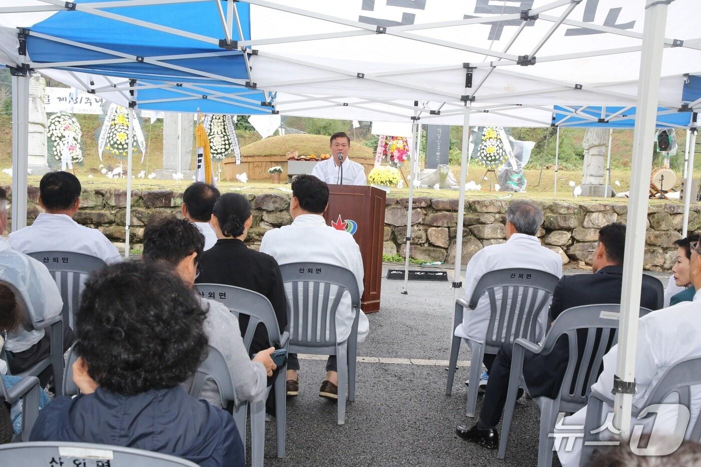 18일 전북 정읍시 산외면 동곡리에서 동학농민혁명 핵심 지도자 김개남 장군의 순국 121주기 추모제가 거행된 가운데 이학수 시장이 추모사를 하고 있다.&#40;정읍시 제공. 재판매 및 DB금지&#41;/뉴스1  