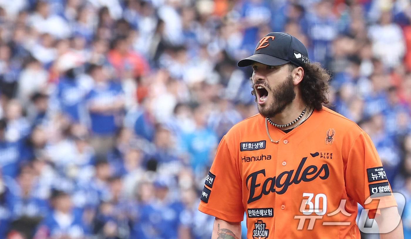 18일 대전 한화생명볼파크 열린 프로야구 2025 신한 SOL뱅크 KBO 플레이오프 1차전 삼성 라이온즈와 한화 이글스의 경기, 한화 선발 폰세가 6회초 2사 상황에서 삼성 김태훈을 중견수 플라이로 아웃시킨 후 포효하고 있다. 2025.10.18/뉴스1 ⓒ News1 김성진 기자