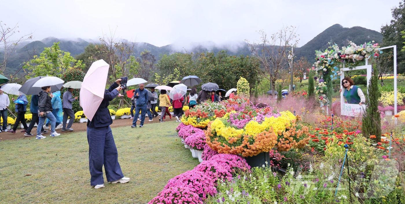 비가 내린 18일 전북 임실군 옥정호를 찾은 관광객들이 가을의 정취를 느끼고 있다. .&#40;임실군제공. 재판매 및 DB금지&#41;2025.10.18/뉴스1 ⓒ News1 김동규 기자