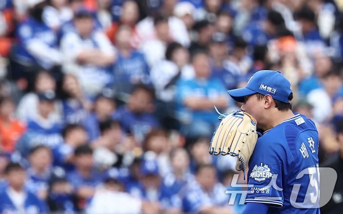 본문 이미지 - 18일 대전 한화생명볼파크 열린 프로야구 2025 신한 SOL뱅크 KBO 플레이오프 1차전 삼성 라이온즈와 한화 이글스의 경기, 삼성 배찬승이 6회말 무사 2루 상황에서 한화 리베라토에게 2루타를 허용한 후 강판 당하고 있다. 2025.10.18/뉴스1 ⓒ News1 김성진 기자